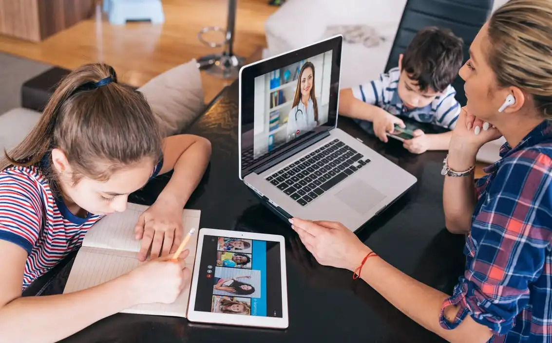 Dampak Pendidikan Online pada Perkembangan Remaja: Antara Layar dan Realita yang Makin Jauh?