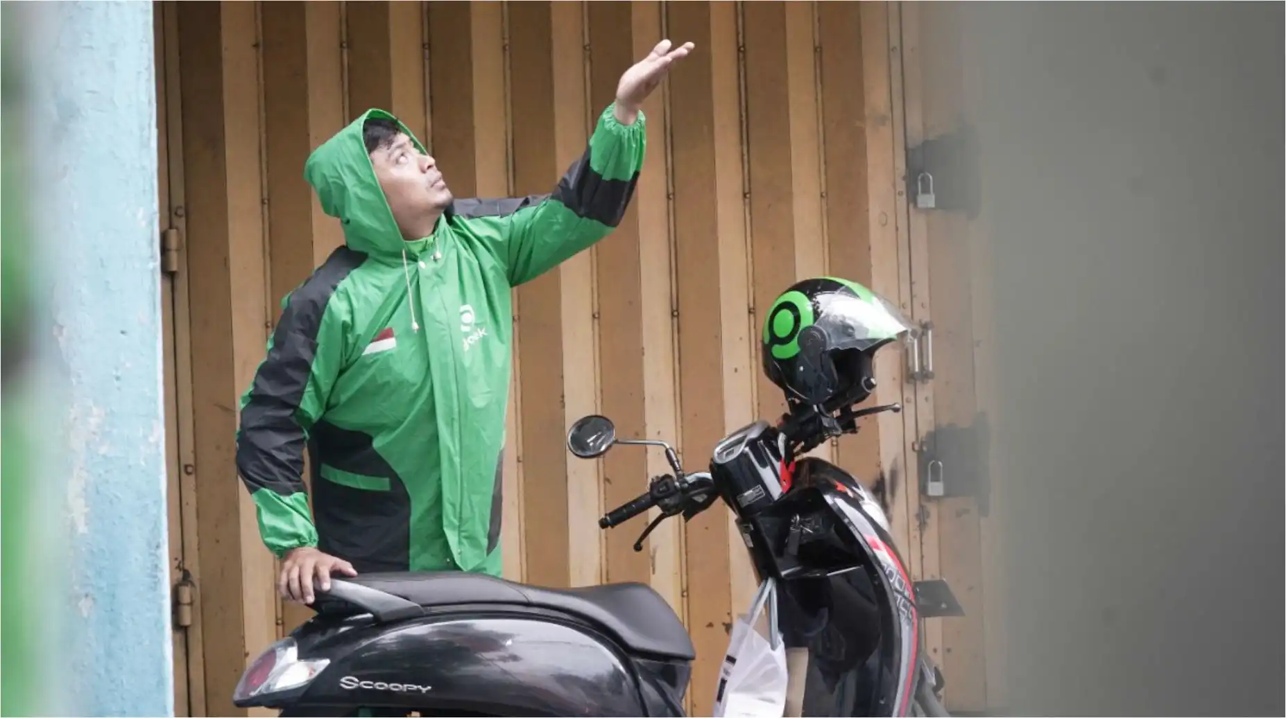 Deru Mesin, Derasnya Hujan: Kisah Pak Budi, Pejuang Ojol yang Tak Kenal Menyerah di Bawah Langit Surabaya