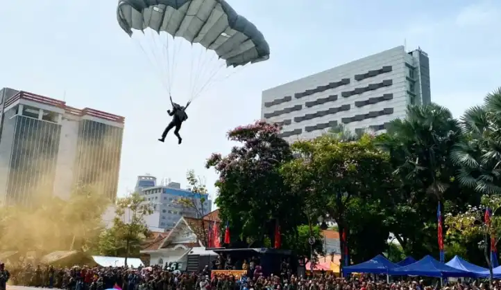 Terjun Payung dari 6.000 Kaki Meriahkan HUT Ke-80 Korps Marinir TNI AL di Gedung Negara Grahadi