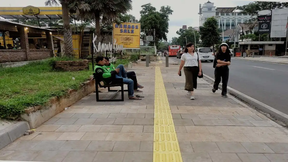 Benarkah Orang Indonesia Malas Jalan Kaki atau Kotanya yang Memang Sengaja Menyiksa Kita