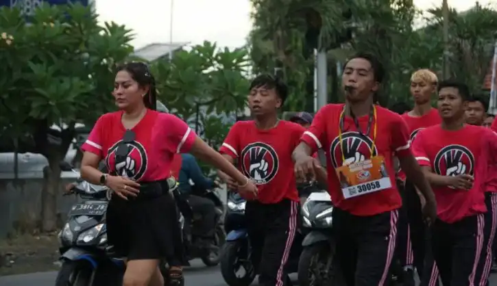 Ribuan Langkah Pahlawan: Gerak Jalan Mojokerto-Suroboyo 2025 Meriah di Tugu Pahlawan