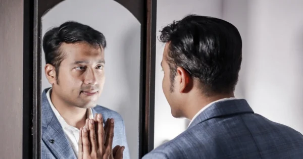 Kaca Mana yang Paling Jujur? Rahasia Penampilan di Kamar Mandi vs Mal
