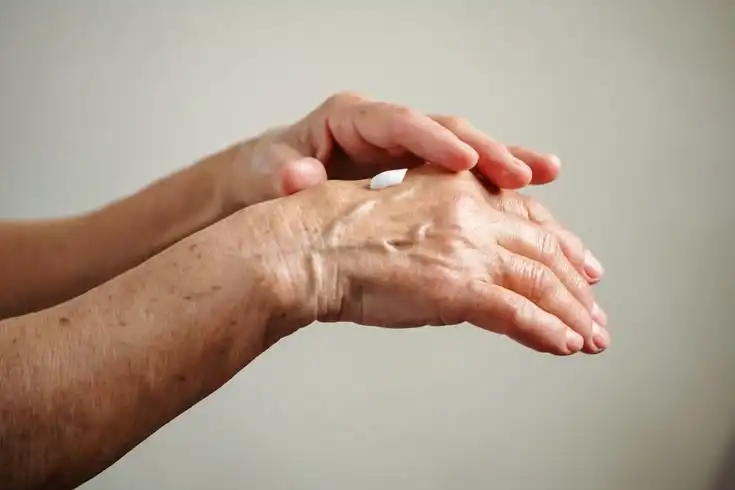 Bye-bye Tangan Tua! Tips Rawat Tangan Tetap Halus di Usia 20-an