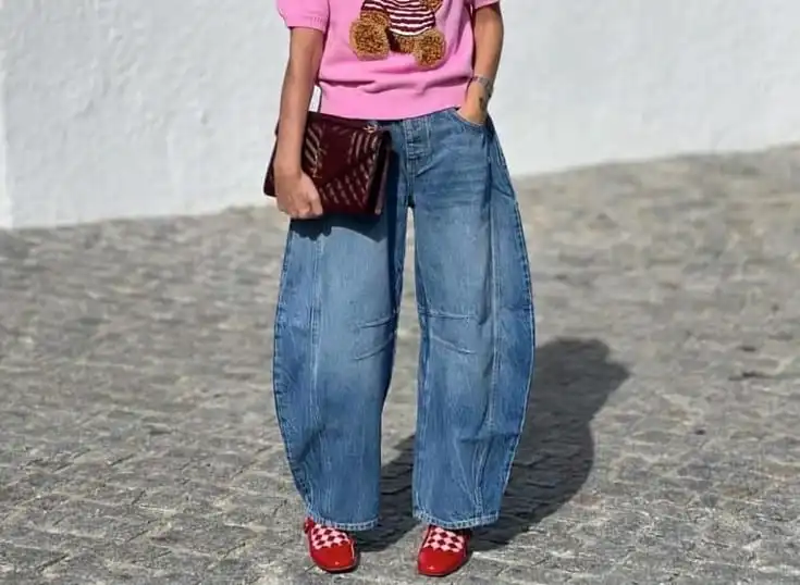 Barrel Jeans Lagi Hype, Tapi Kenapa Susah Banget Buat Petite? 