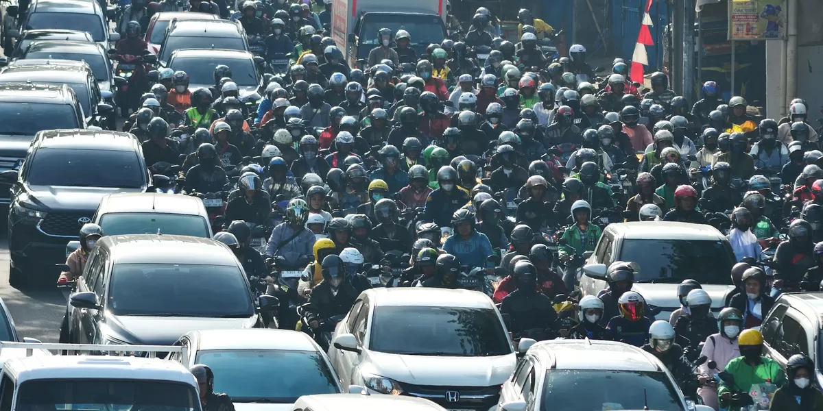 Waspada Heat Stroke! Bahaya Tersembunyi Dehidrasi Akut Saat Berkendara
