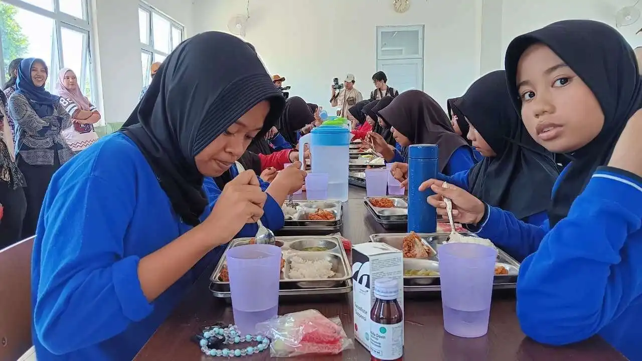 Demi Ilmu, Bocah Ini Taklukkan Sungai dan Hutan Tiap Hari