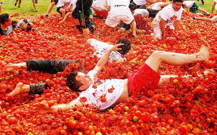 Mengenal Festival La Tomatina yang Membuat Jalanan Kota Buñol Berubah Menjadi Lautan Saus Merah