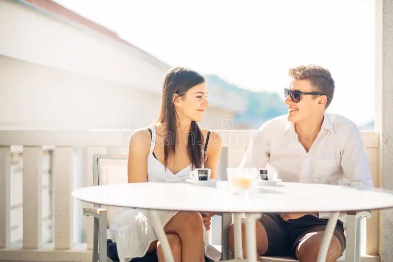 5 Cara Ampuh Cairkan Suasana Kaku Saat First Date