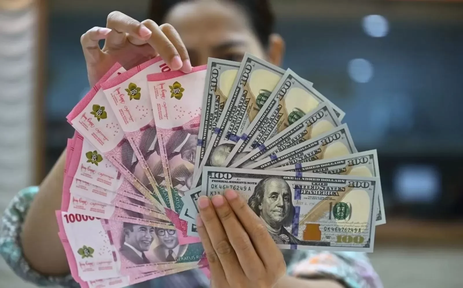 Rupiah Pecah Rekor Terendah, Tembus Rp17.300 per Dolar AS
