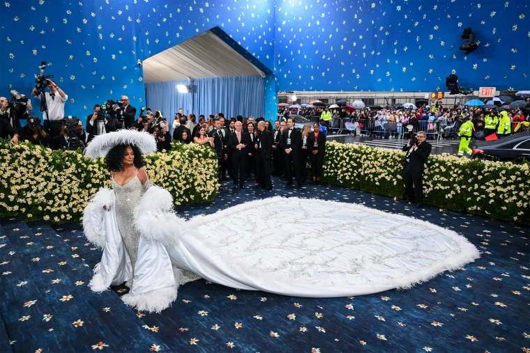 Met Gala: Arisan Sosialita Level Dewa atau Sekadar Karnaval Baju Aneh?