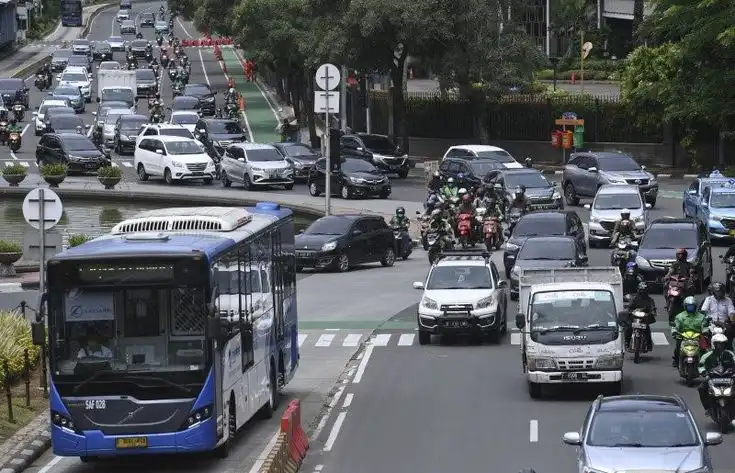 Kebiasaan Mepet di Lampu Merah Ternyata Simpan Bahaya Maut, Ini Jarak Amannya