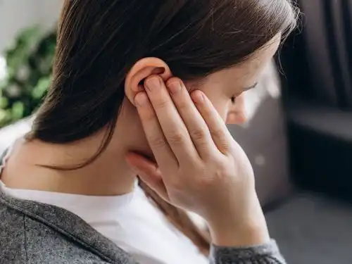 Apa Itu Tinitus? Kenapa Telinga Berdenging Saat Sunyi?