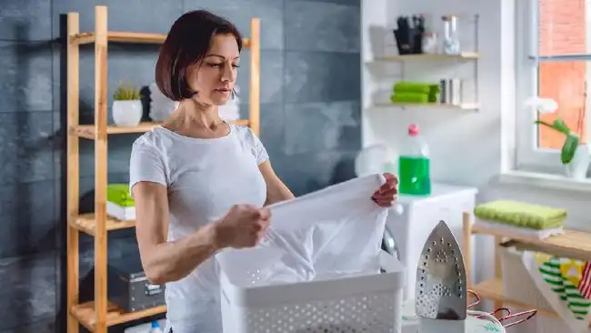 Perlukah Membalik Pakaian Sebelum Dicuci? Ini Penjelasannya
