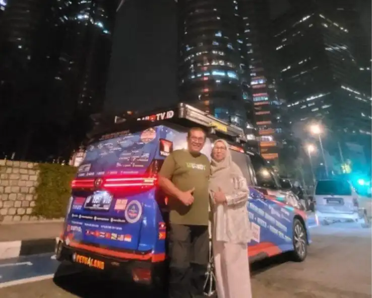 Setelah sebulan menanti, Mobil Kakek-Nenek keliling dunia asal Aceh akhirnya diterima di Kuala Lumpur