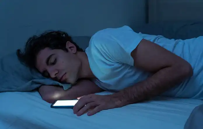 Kenapa Tidur Bareng HP Itu Ide yang Agak Berbahaya
