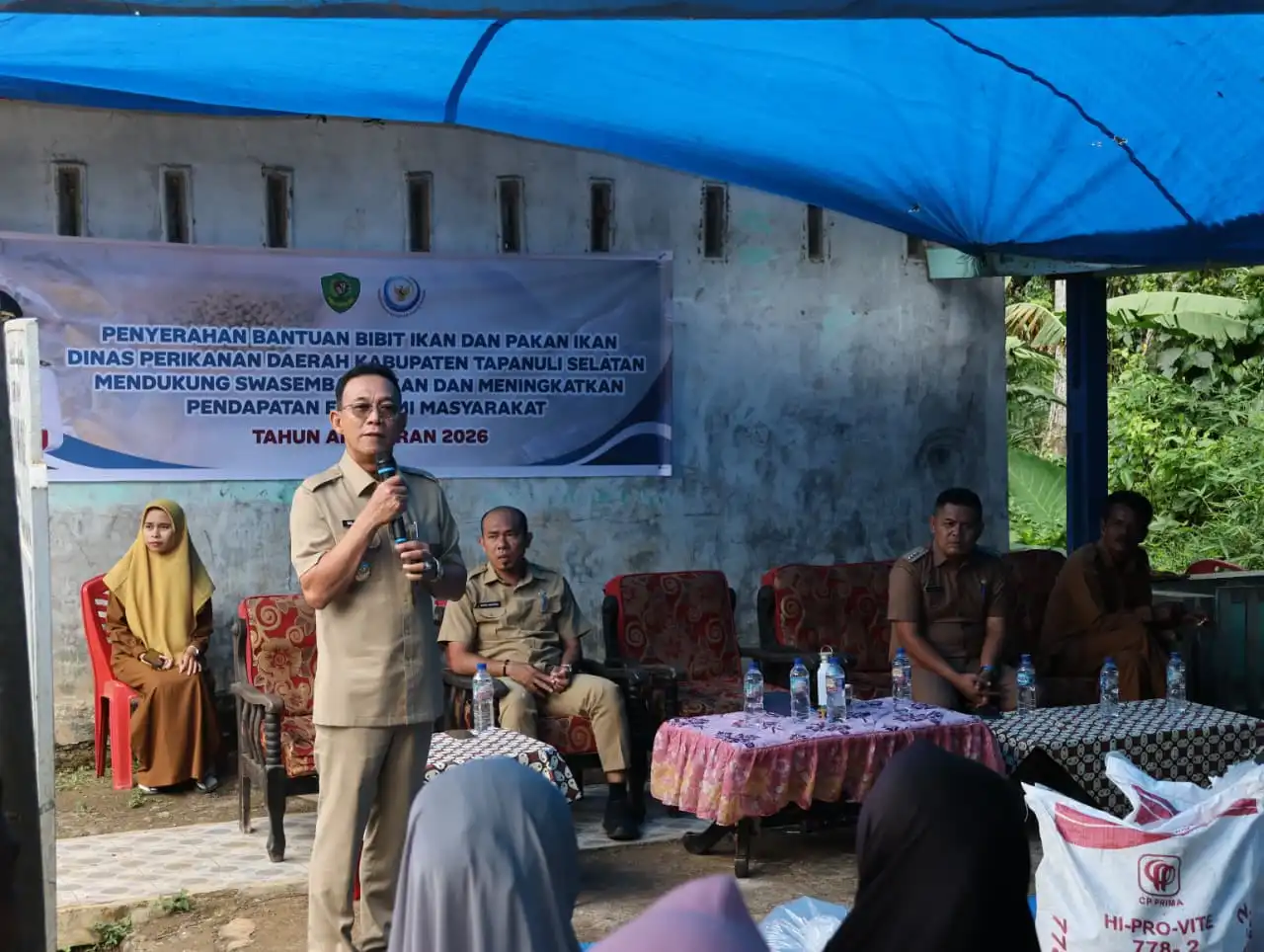 Bupati Tapsel Serahkan Bantuan 10 Ribu Benih Ikan dan Pakan untuk Optimalisasi Tujuh Kolam di Pargarutan Dolok