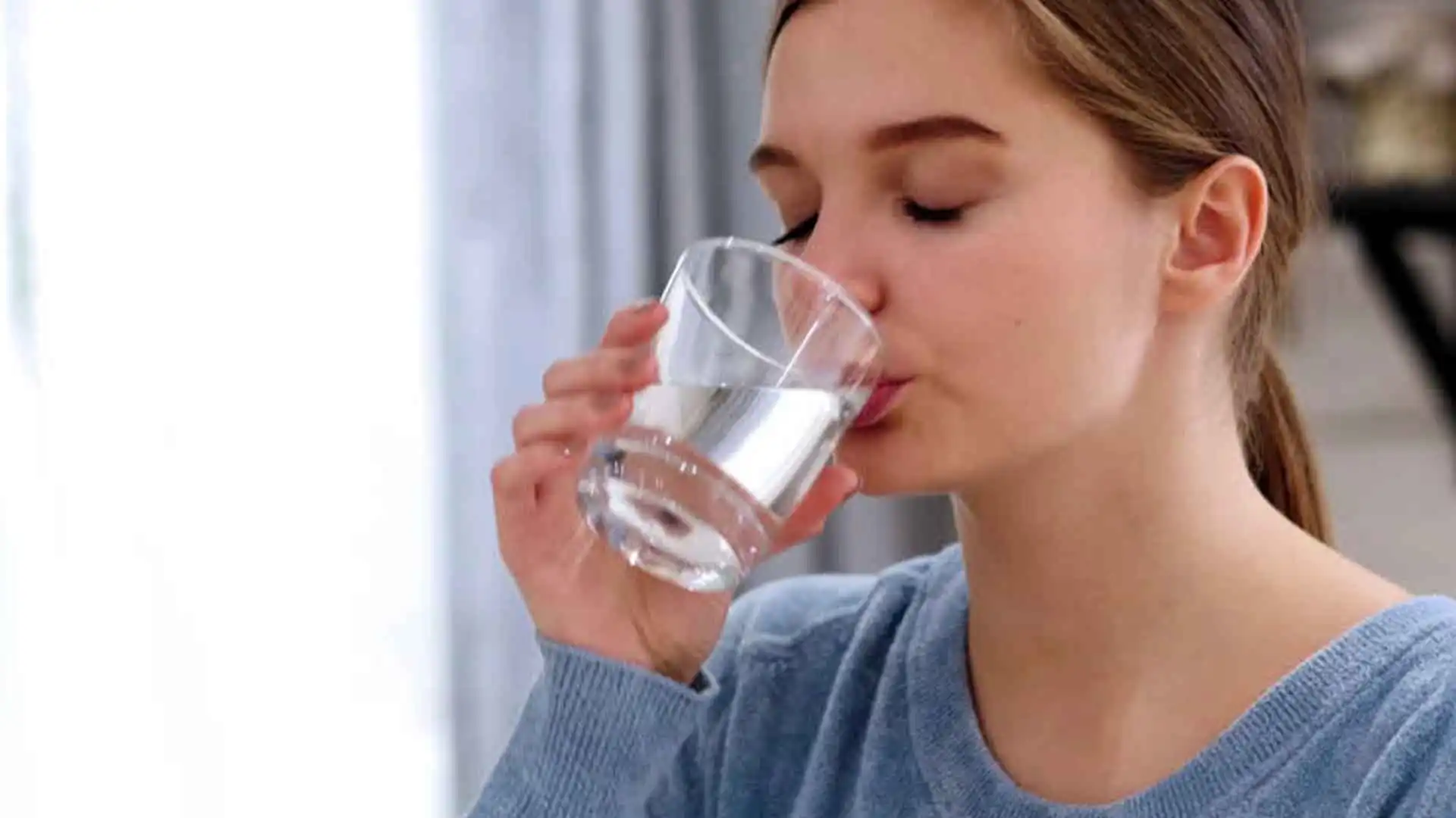 Benarkah Minum Air Putih Terlalu Banyak Bisa Bikin Gemuk?