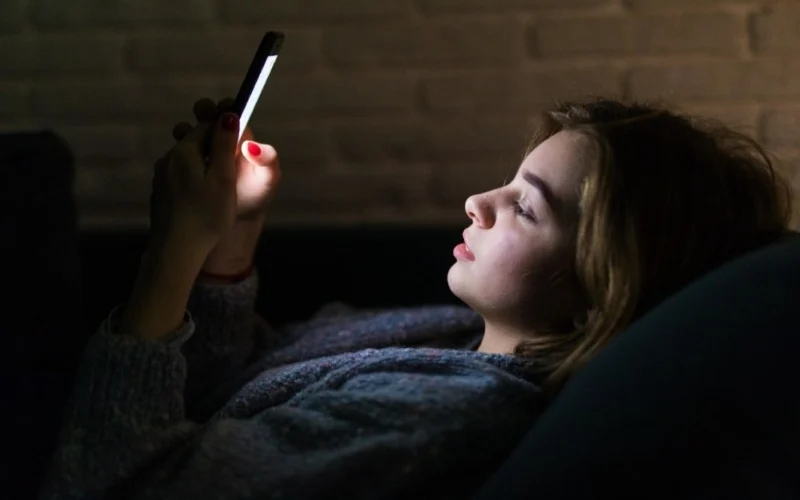 Cara Mengurangi Kebiasaan Bermain Ponsel Sebelum Tidur