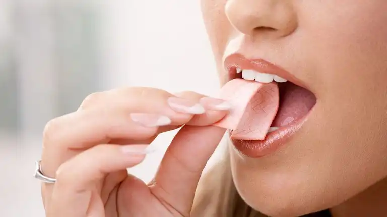 Mitos atau Fakta: Benarkah Permen Karet Bertahan 7 Tahun di Dalam Tubuh?