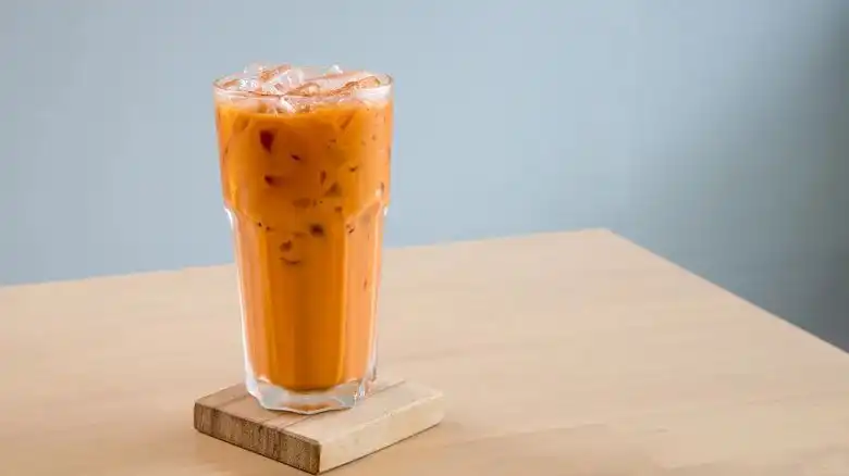 Gelas Teh Susu: Ritual Pagi yang Bikin Tubuh Tetap On-Fire Tanpa Drama