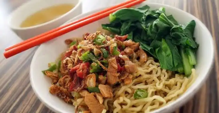 Mengapa Sawi Sering Menjadi Pelengkap Mi Ayam dan Mi Instan?