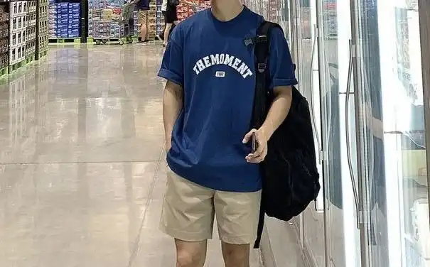 Kenapa Orang Paling Kaya Sering Pakai Kaos Oblong dan Sandal Jepit?