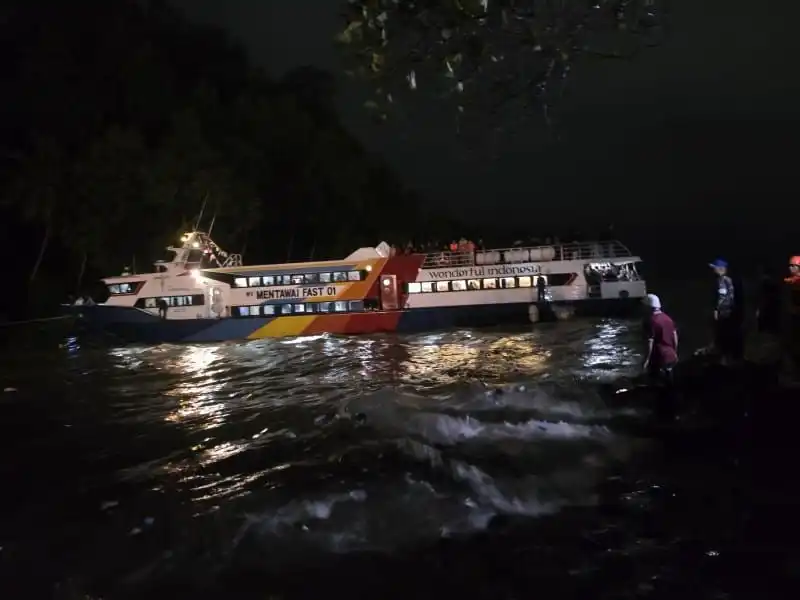 Dihantam Badai dan Gelombang Tinggi, Kapal Mentawai Fast 01 Kandas di Muaro Padang, 306 Orang Selamat