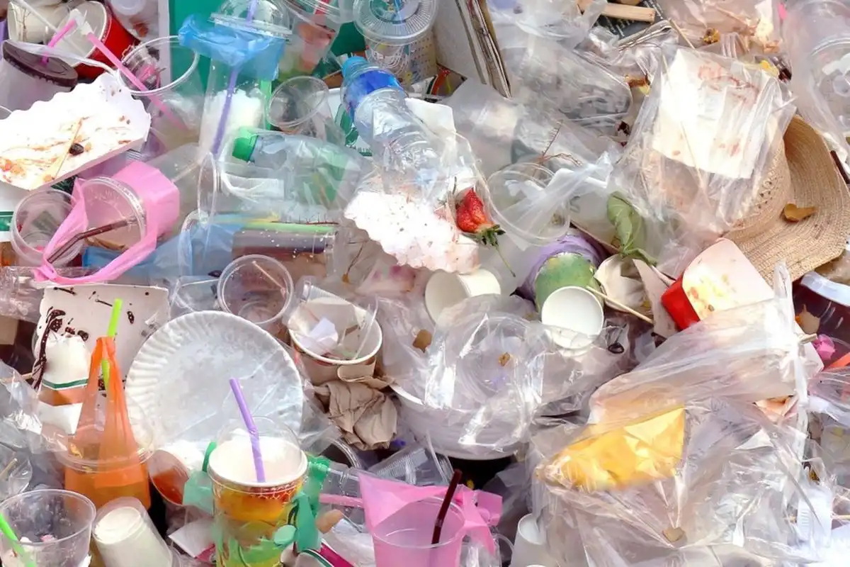 Plastik: Nyaman Sesaat, Dampaknya Ratusan Tahun Menghantui Bumi