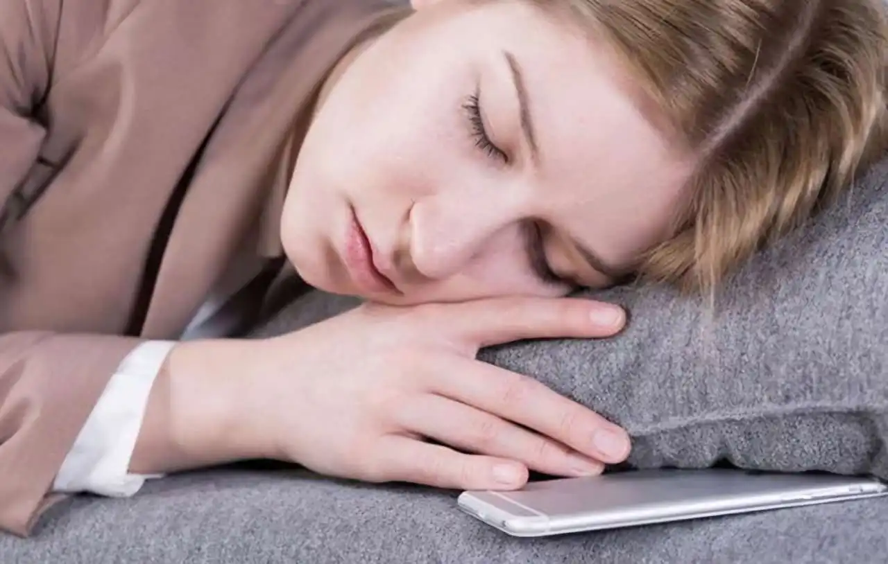 Keseringan letakkan ponsel di bawah bantal ini bisa menyebabkan kanker otak?? Bener nggak sih?