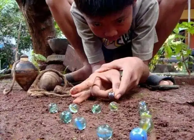 Permainan Kelereng yang Dulu Bisa Membuat Anak-Anak Lupa Waktu