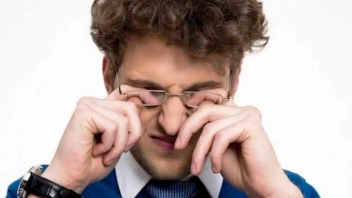 Sering Ngucek Mata Saat Lelah? Ini Bahaya yang Mengintai Anda