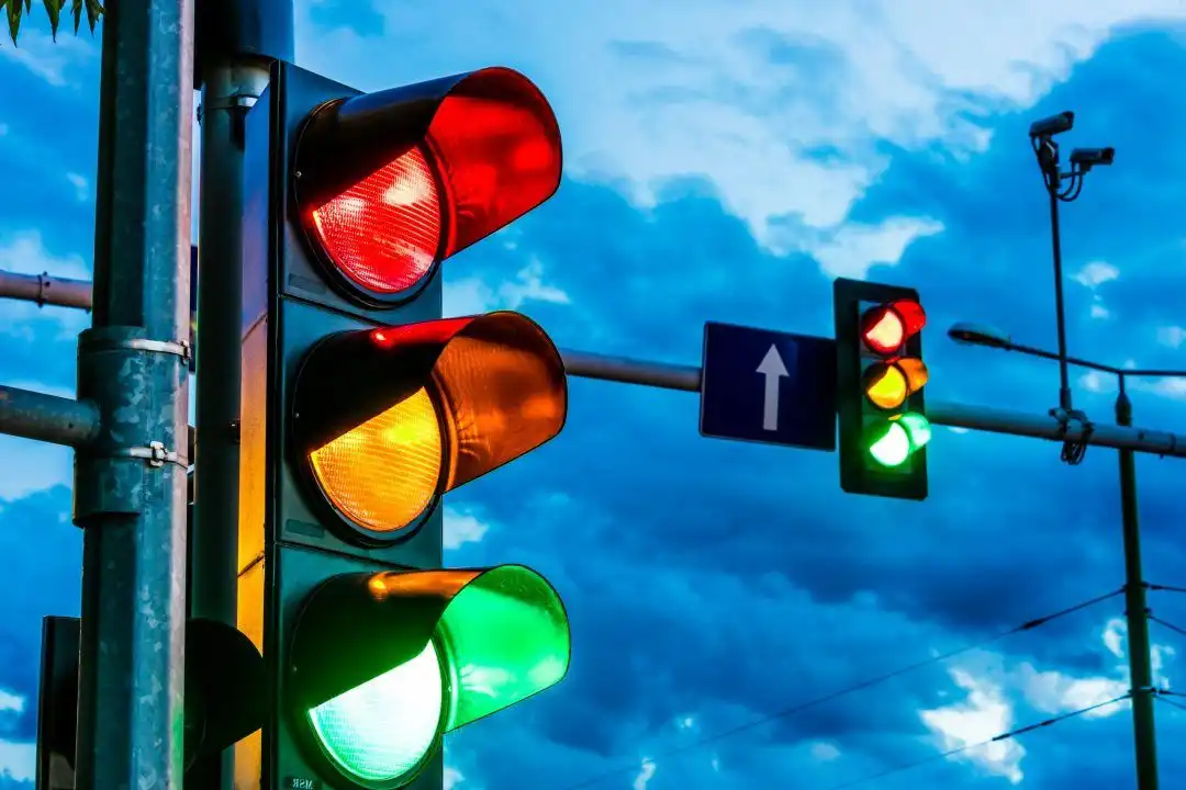 Mengapa Lampu Lalu Lintas Berwarna Merah, Kuning, dan Hijau? Ini Alasannya
