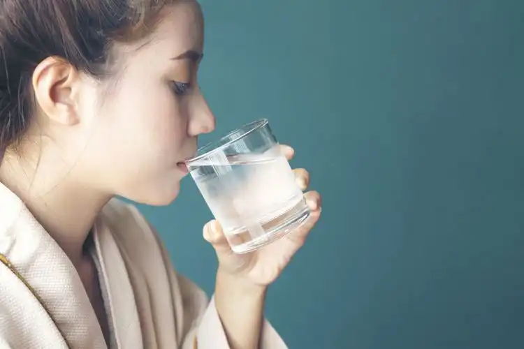 Benarkah Minum Air Dingin Menyebabkan Gemuk? Ini Fakta yang Sebenarnya