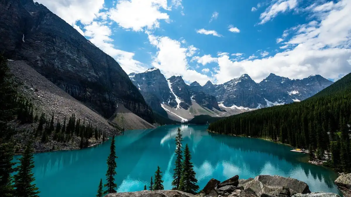 5 Danau Paling Estetik di Dunia, dari Lake Louise hingga Danau Toba yang Bikin Mata Segar