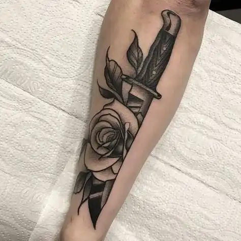 Mengapa tato bisa nempel di kulit kita secara permanen?