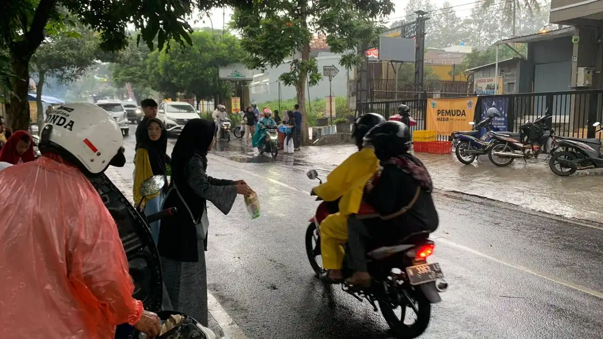 Tips Berkendara Aman Saat Hujan