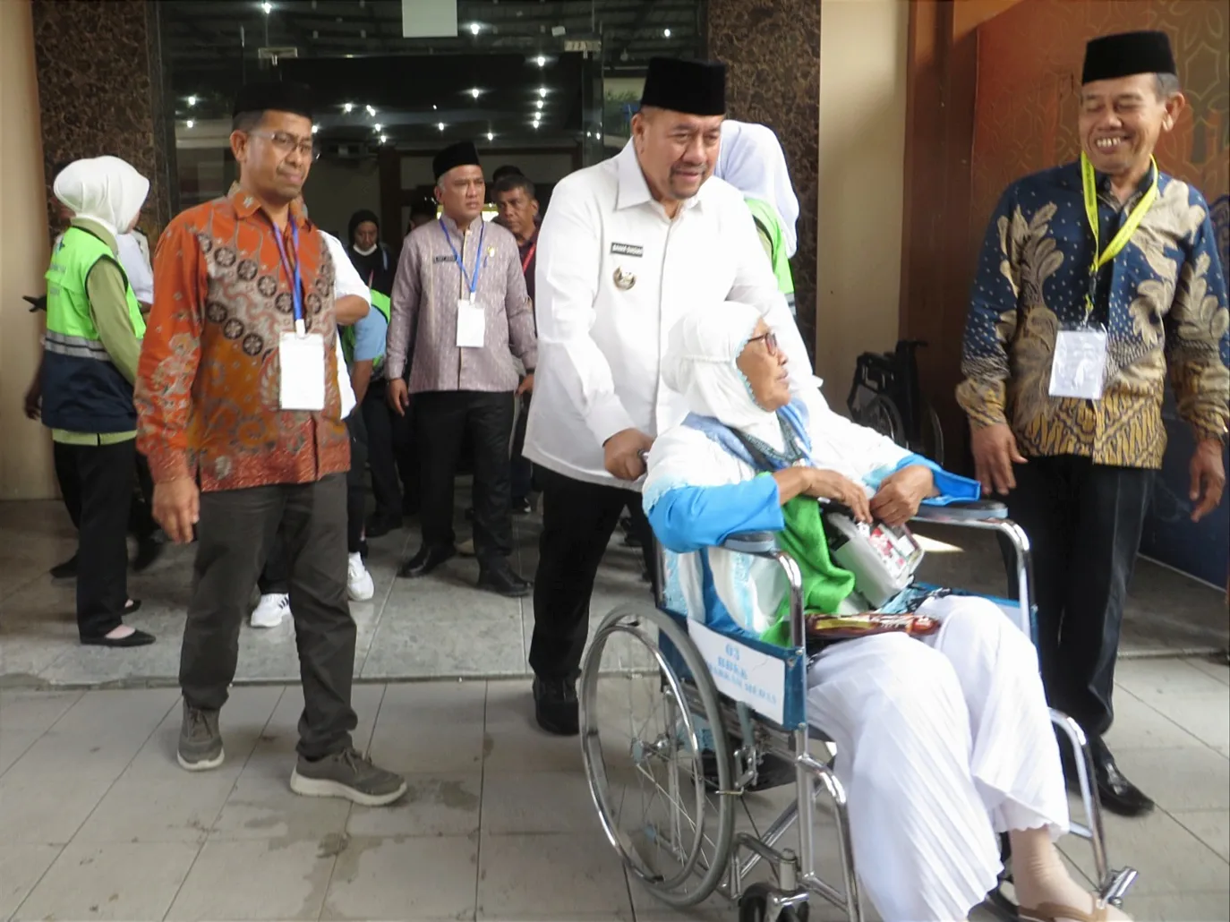 Dilepas Bupati, Calhaj Kloter 4 Menuju KNIA, Jemaah Batubara Terima Uang Saku