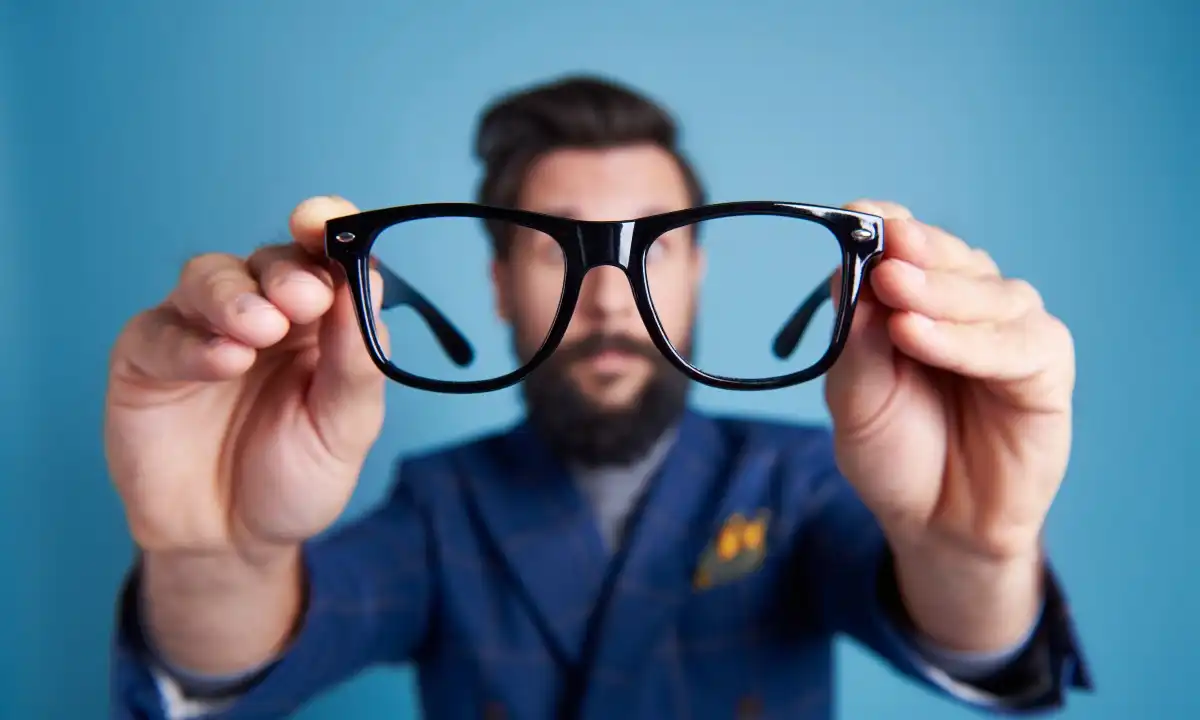 Kupas Tuntas Kenapa Mata Kita Hobi Banget Jadi Rabun