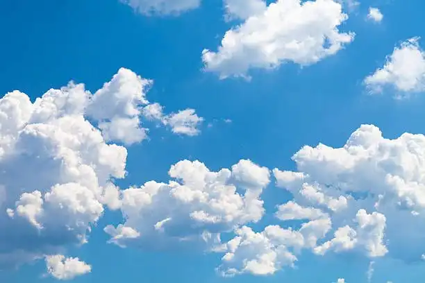 Mengapa Langit Berwarna Biru? Fakta Sains di Balik Pemandangan Sehari-hari