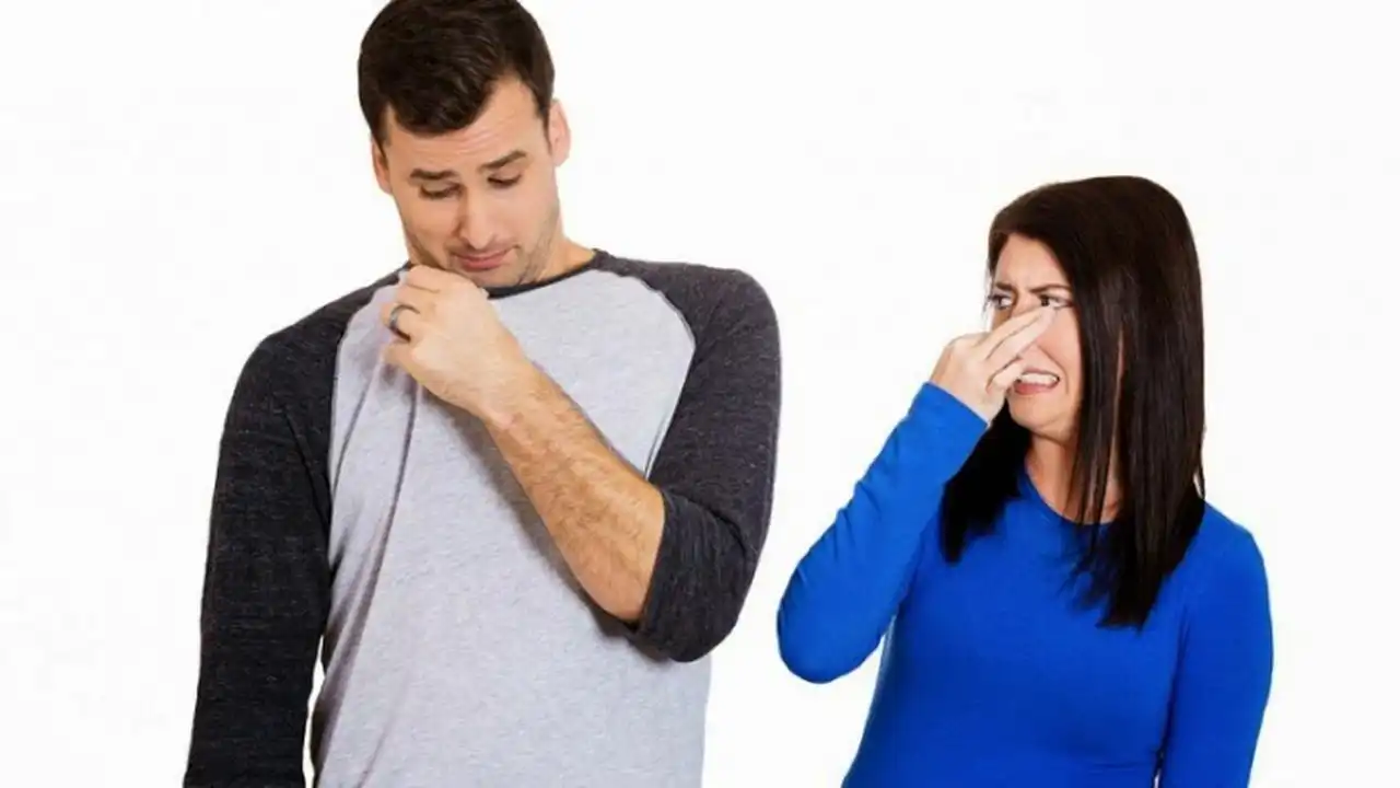 Bener nggak sih badan menjadi bau karena mengkonsumsi makanan yang tidak teratur??
