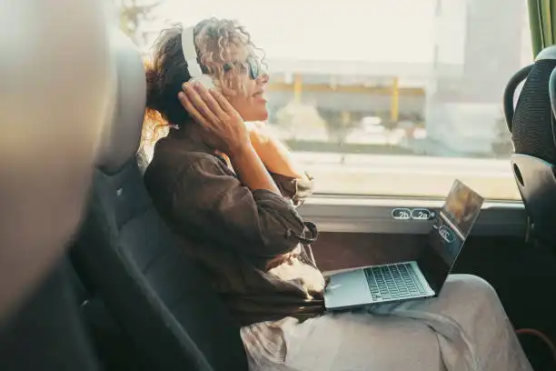 Kenapa Kita Nggak Bisa Hidup Tanpa Musik Saat di Perjalanan?