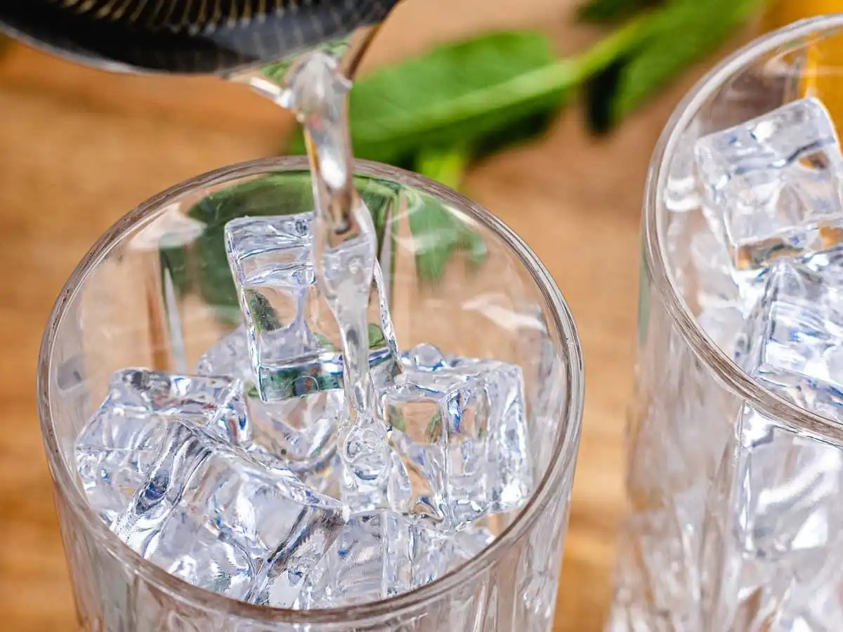 Seni Mengunyah Es Batu, Nikmatnya Dingin di Mulut tapi Jangan Sampai Gigi Jadi Korban