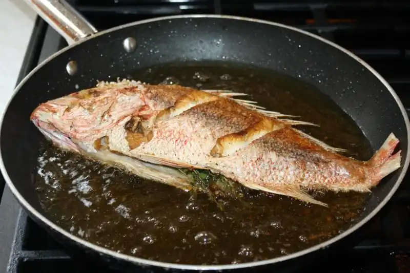 Menggoreng Ikan Sering Membuat Minyak Meletup, Ini Penyebabnya