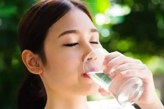 Kurang Minum Bisa Bikin BAB Tidak Lancar? Ini Hubungan Hidrasi dan Sembelit
