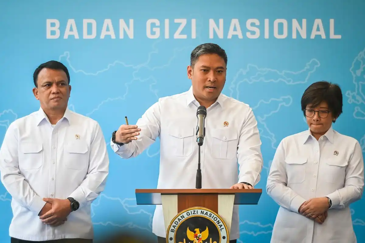 SPPG Karangturi baru menerima laporan mengenai munculnya keluhan kesehatan dari pihak sekolah pada Jumat (31/7/2026) sekitar pukul 09.40 WIB. Para siswa dilaporkan mengalami gangguan pencernaan berupa mual, muntah, dan diare. Sumber: https://nasional.kompas.com/read/2026/08/02/12172701/bgn-suspend-sppg-karangturi-usai-707-orang-diduga-keracunan-mbg?page=2. Membership: https://kmp.im/plus6 Download aplikasi: https://kmp.im/app6