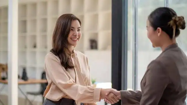 Sering Tersenyum dan Menyapa Orang Lain, Kebiasaan Kecil yang Berdampak Positif