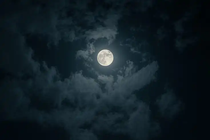 Kenapa Bulan Bisa Terlihat Bersinar di Malam Hari? Ini Penjelasannya