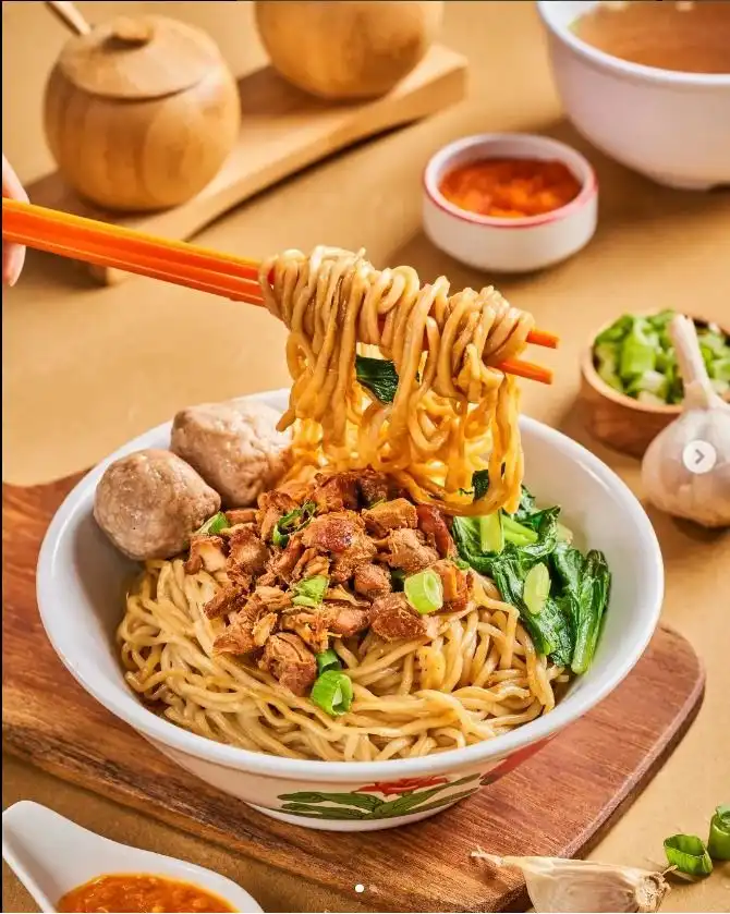 Mie Ayam Simfoni Gerobak Biru dan Mesin Waktu dalam Semangkuk Nostalgia