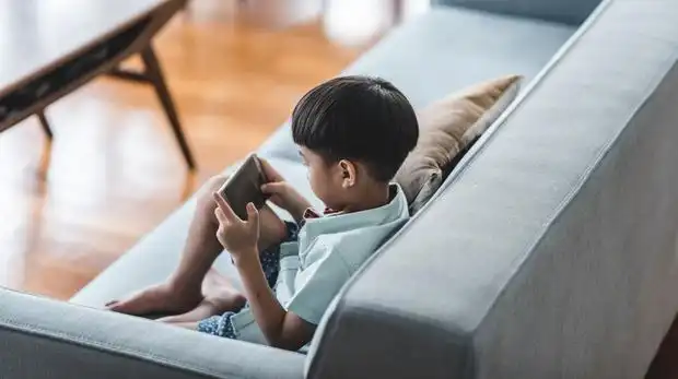 Terlalu Lama Main Gadget Bisa Ganggu Perkembangan Anak, Orang Tua Perlu Waspada
