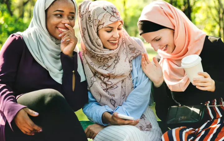 Mengapa Bersikap Ramah Bisa Menular kepada Orang Lain? Ini Penjelasan Ilmiahnya